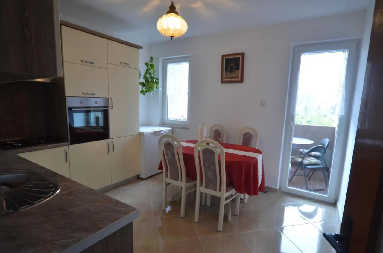 Condominium Apartment 罗维尼