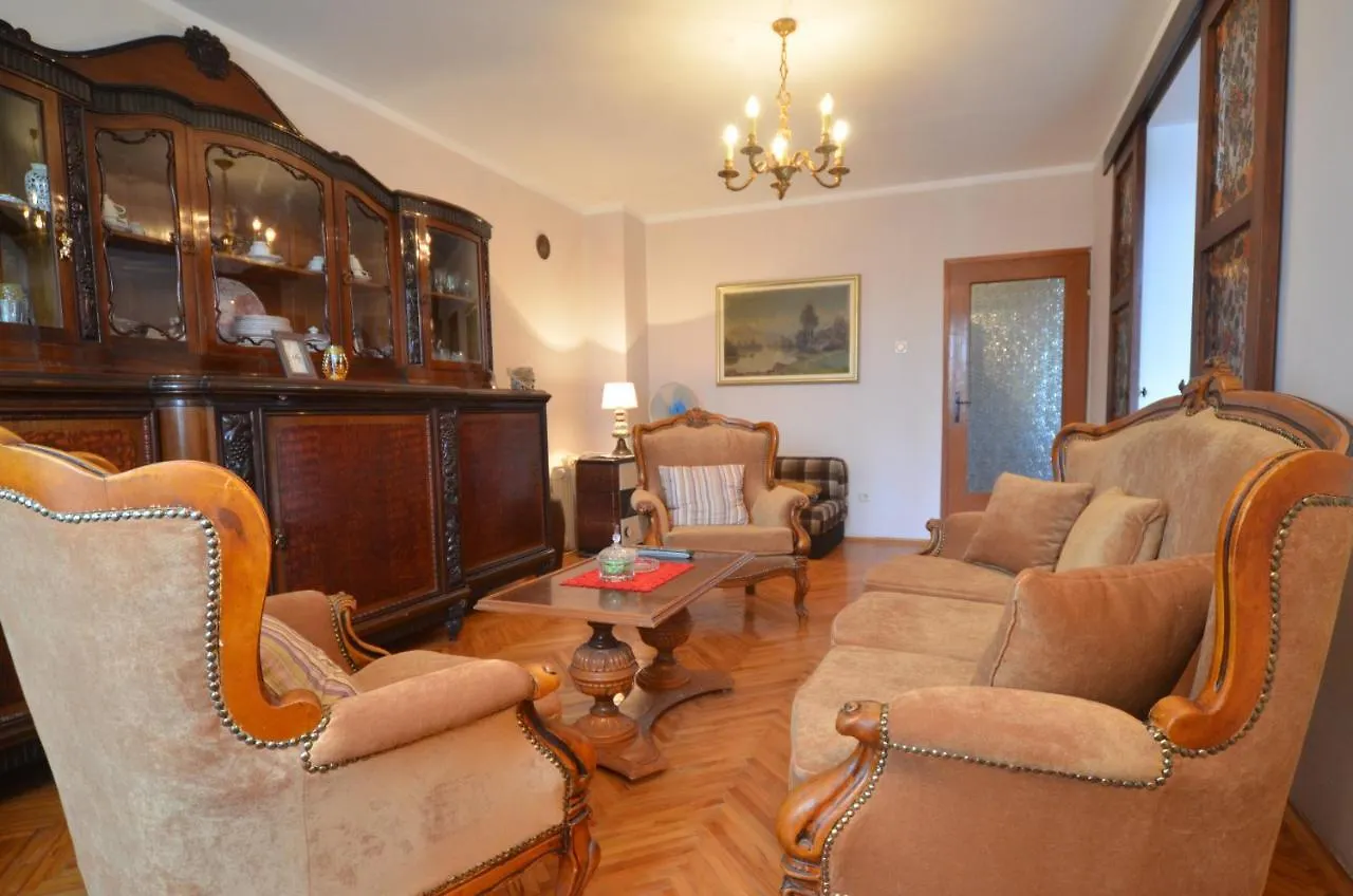 Condominium Apartment 罗维尼