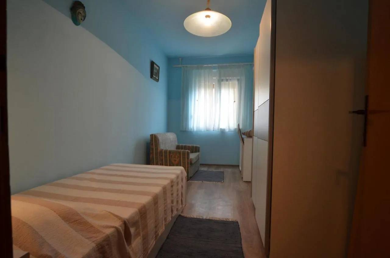 Condominium Apartment 罗维尼