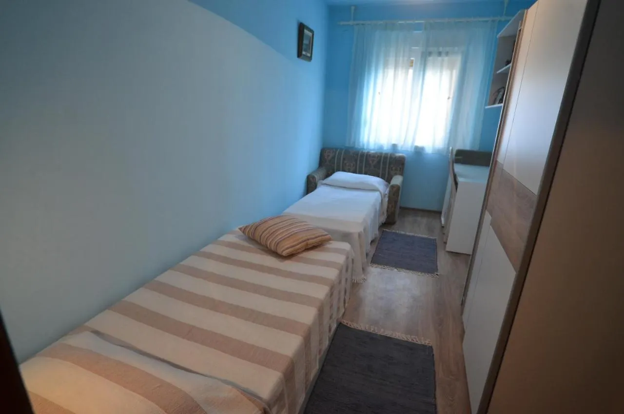 Condominium Apartment 罗维尼
